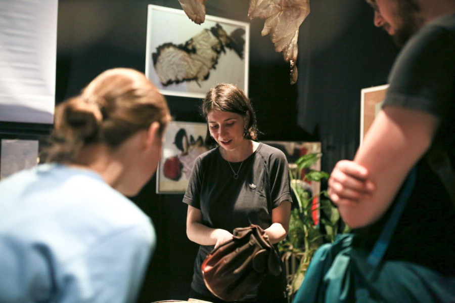 Огонь как соавтор: на «Пушкинской-10» открылась выставка Глюкли Першиной Огонь как соавтор: на «Пушкинской-10» открылась выставка Глюкли Першиной